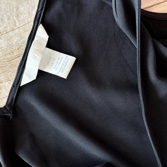 Black thin strapped flowy tank top - Picture 2 of 3